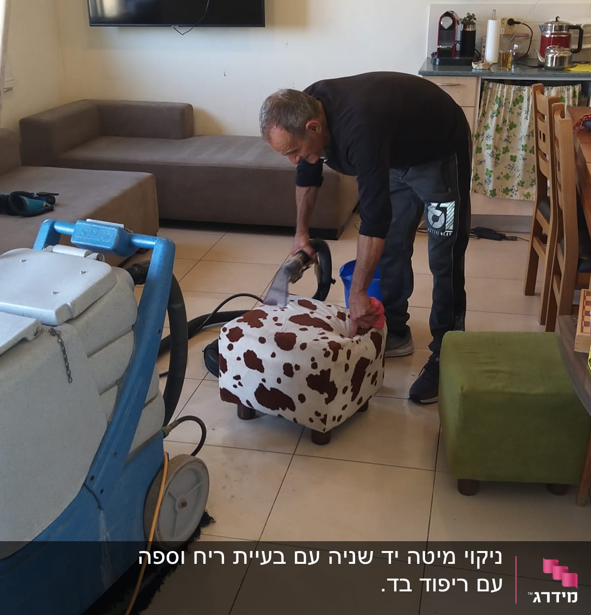 אדם מנקה כורסה עם מכונת ניקוי מקצועית